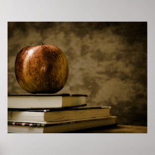 Póster Apple encima de una pila de libros en un escritori