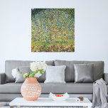 Póster Árbol de manzanas por Gustav Klimt, Art Nouveau vi<br><div class="desc">El árbol de manzanas (1912) de Gustav Klimt es un bonito cuadro de arte de la época victoriana. Una escena natural con un manzano en un huerto de una granja con frutos maduros y flores de manzana. El jardín florido está lleno de flores de primavera. Sobre el artista: Gustav Klimt...</div>