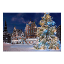 Árbol de Navidad y la casa de las cabezas negras e
