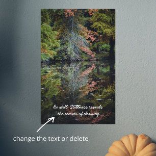 Póster Árboles coloridos que reflejan el agua tranquila