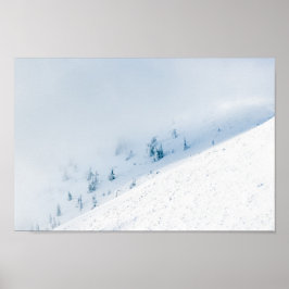 Póster Arboles congelados sol y nubes en las montañas