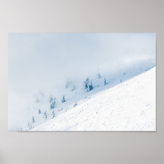 Póster Arboles congelados sol y nubes en las montañas (Frente)