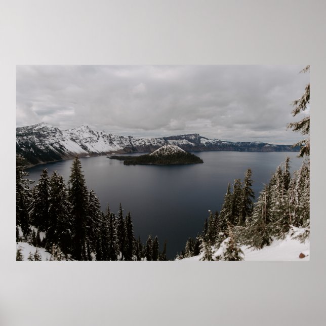 PÓSTER ÁRBOLES EN LA MONTAÑA CUBIERTA DE NIEVE CERCA DEL  (Frente)