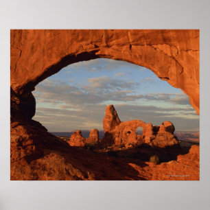 Póster Arco de torreta visto a través de la ventana norte