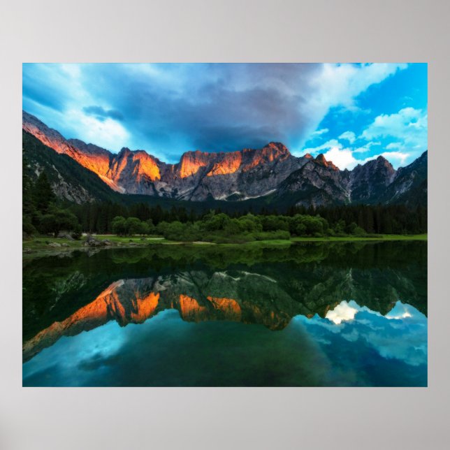 Póster Ardiente puesta de sol sobre las montañas en el la (Frente)