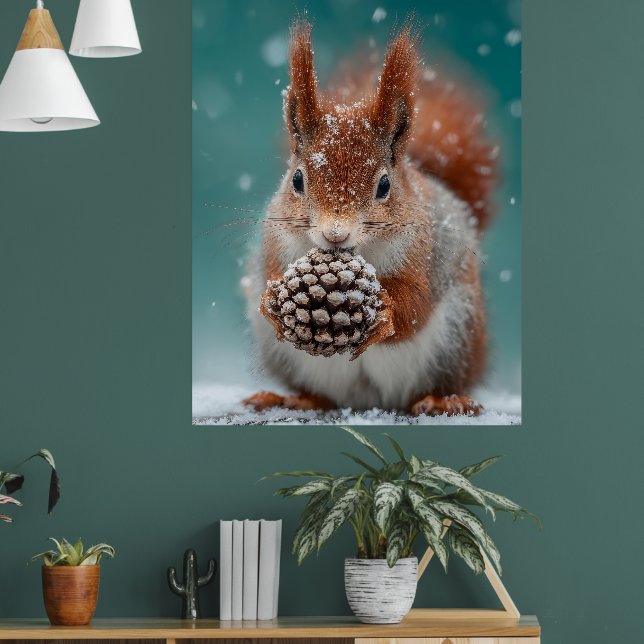 Póster Ardilla roja adorable en la nieve con pinecona (Salón 1)