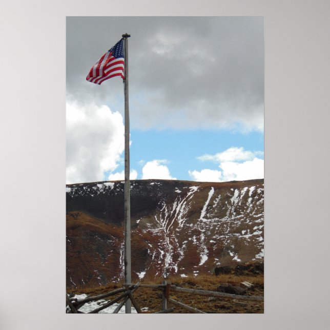 Póster Arriba de la montaña con bandera Foto Poster de pa (Frente)