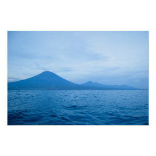 Póster artístico del Monte Agung de Bali al amanec