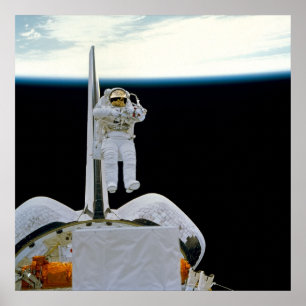 Póster Astronauta flotando sobre el descubrimiento del tr