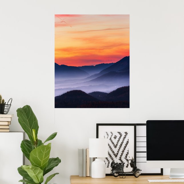 Póster Atardecer ardiente y niebla en el valle (Oficina en casa)