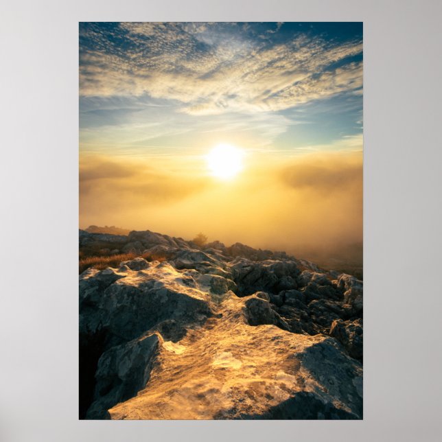 Póster Atardecer asombroso sobre nubes y rocas iluminadas (Frente)