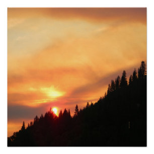 Póster Atardecer brumoso sobre las montañas...