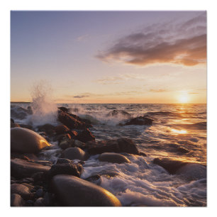 Póster Atardecer de Hora Dorada Olas en la Costa Rocosas 