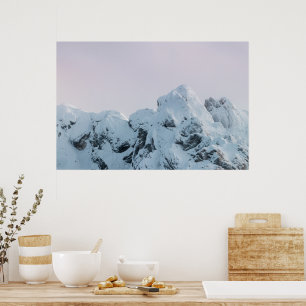 Póster Atardecer en montaña con cielo nublado