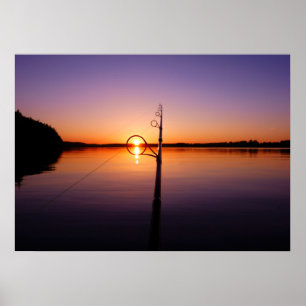 Póster Atardecer en un lago de verano visto a través de u