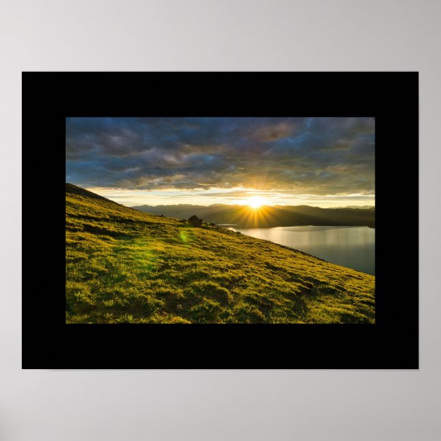 Póster Atardecer sobre las montañas (Frente)