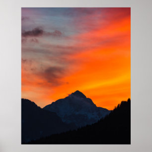 Póster Atardecer vibrante impresionante detrás de la mont