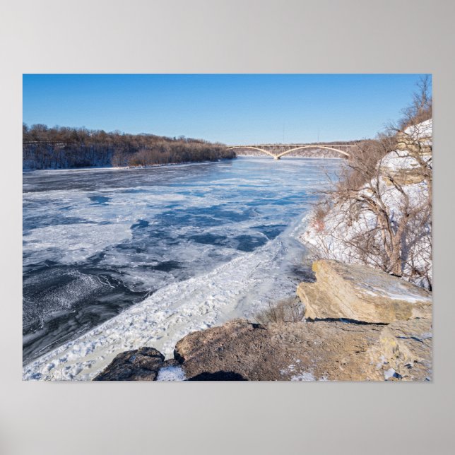 Póster Atop cliff overlooking frozen mississippi river (Frente)