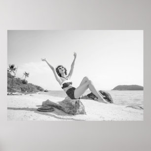 Póster Atractiva joven en bikini en la playa
