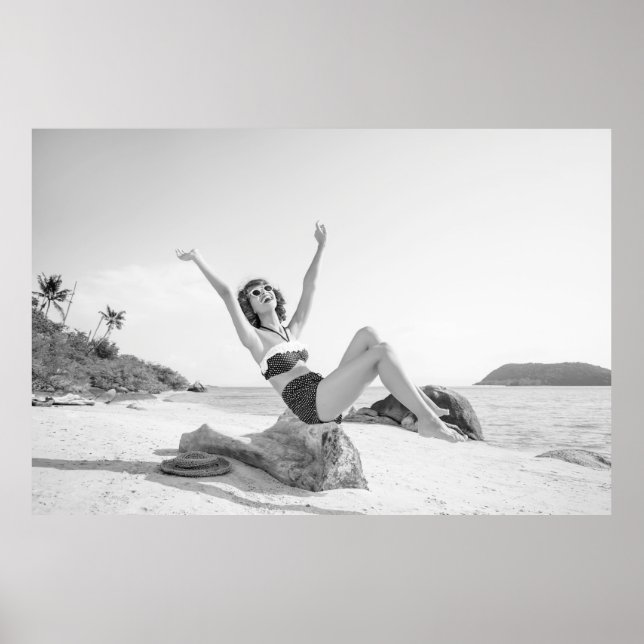 Póster Atractiva joven en bikini en la playa (Frente)