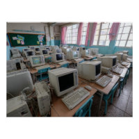 Aula de informática antigua con monitores CRT