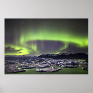 Póster Aurora sobre una laguna glaciar