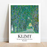 Póster Avenida en el Parque de Schloss Kammer Gustav Klim<br><div class="desc">Trae la belleza de la naturaleza a su casa con este impresionante poster de la "Avenida en el Parque de Schloss Kammer" de Gustav Klimt. Pintada en 1912, esta pieza representa una avenida arbolada en el parque de Schloss Kammer. Klimt se volcó consistentemente a temas de paisaje durante las vacaciones...</div>