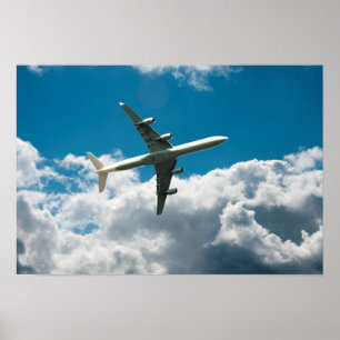 Póster Avión de reacción que asciende en las nubes