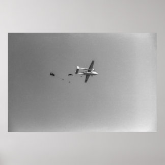 Póster Avión de saltar de paracaidistas blancos y negros