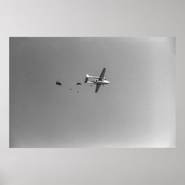 Póster Avión de saltar de paracaidistas blancos y negros  (Frente)