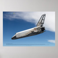 Avión espacial Buran descendiendo a través de las