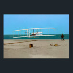 Póster Avión Vintage de los Hermanos de Primera Vuelo<br><div class="desc">Fotografía en blanco y negro coloreada del avión de Wright Brother en Kitty Hawk Carolina del Norte. La fotografía tiene una gran resolución y debería verse muy bien en posters mucho más grandes. Si cambia de tamaño,  asegúrese de utilizar la herramienta "personalizar it" para que se ajuste adecuadamente. ¡Gracias</div>