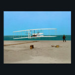 Póster Avión Vintage de los Hermanos de Primera Vuelo<br><div class="desc">Fotografía en blanco y negro coloreada del avión de Wright Brother en Kitty Hawk Carolina del Norte. La fotografía tiene una gran resolución y debería verse muy bien en posters mucho más grandes. Si cambia de tamaño,  asegúrese de utilizar la herramienta "personalizar it" para que se ajuste adecuadamente. ¡Gracias</div>