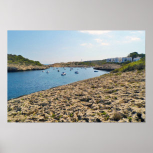 Póster Bahía costera de Portinatx Ibiza con barcos