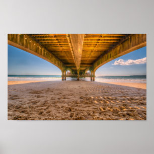 Póster Bajo el muelle, arena, playa, océano, huellas