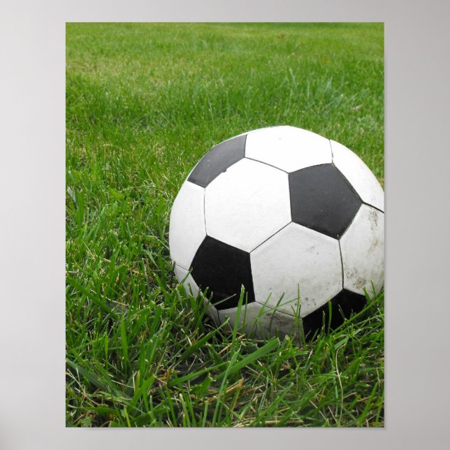 Póster Balón de fútbol en la hierba (Frente)