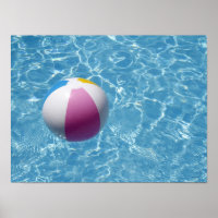 Balón de playa en la piscina