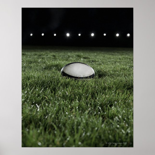 Póster Balón de rugby sentada en el campo de un (Frente)