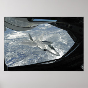 Póster Bancos de un rapaz F-22 lejos de un KC-135