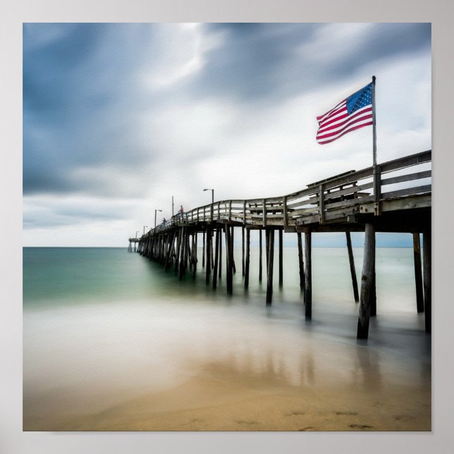 Póster Bandera de Estados Unidos (America Flag on a serene pier extends into calm waters under a cloudy sky.)