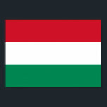 Póster Bandera de Hungría<br><div class="desc">La bandera húngara es una tricolor horizontal cargada con en el medio un emblema. Los colores utilizados en la bandera son rojo, blanco y verde. La proporción de la bandera húngara es de 1:2. La bandera de Hungría fue adoptada en 1957. El primer uso del diseño actual de la bandera...</div>