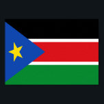 Póster Bandera de Sudán del Sur<br><div class="desc">La bandera de Sudán del Sur es una tricolor horizontal adornada con rayas blancas y en el lado izquierdo un triángulo con una estrella en el medio. Los colores utilizados en la bandera son azul, verde, rojo, amarillo, blanco y negro. La proporción de la bandera de Sudán del Sur es...</div>