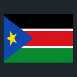 Póster Bandera de Sudán del Sur<br><div class="desc">La bandera de Sudán del Sur es una tricolor horizontal adornada con rayas blancas y en el lado izquierdo un triángulo con una estrella en el medio. Los colores utilizados en la bandera son azul, verde, rojo, amarillo, blanco y negro. La proporción de la bandera de Sudán del Sur es...</div>