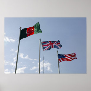 Póster Bandera del Reino Unido entre las banderas afgana 