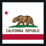 Póster Bandera estatal de California<br><div class="desc">Este diseño presenta la bandera del estado de California en Estados Unidos, uno de los estados más poblados y ricos del país. A menudo se le conoce como la Bandera del Oso, y se basa en una bandera que fue ondeada por primera vez durante la Revuelta de la Bandera del...</div>