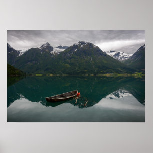 Póster Barca de remos vieja con reflejo de montaña