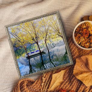 Póster Barco anclado entre dos árboles en un lago