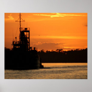 Póster Barco cangrejo al atardecer en el color de la bahí