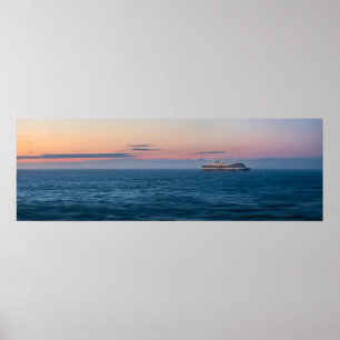 Póster Barco de cruceros bajo puesta del sol de Alaska