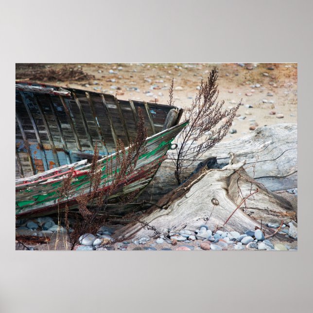 Póster Barco de madera pintada vieja abandonada en la pla (Frente)
